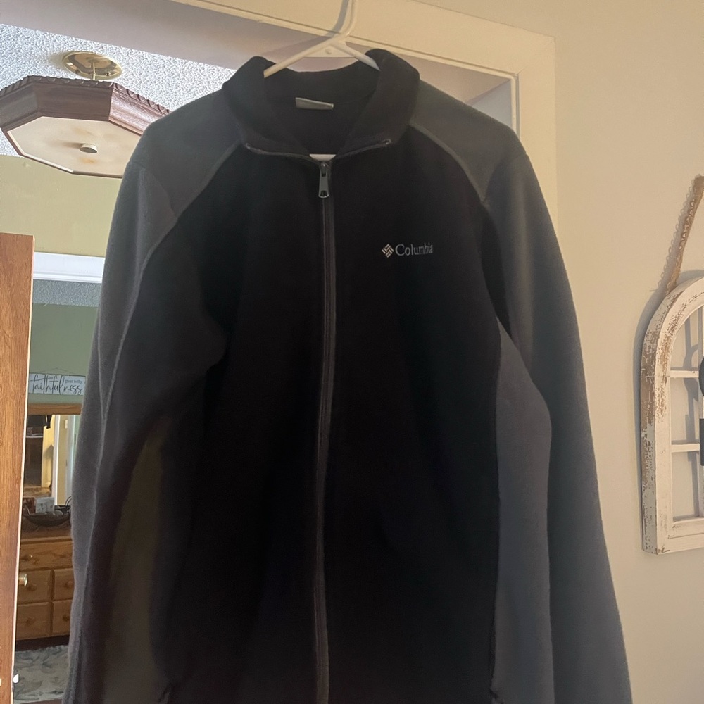 Columbia Men's Dark Gray & black fleece jacket Size L